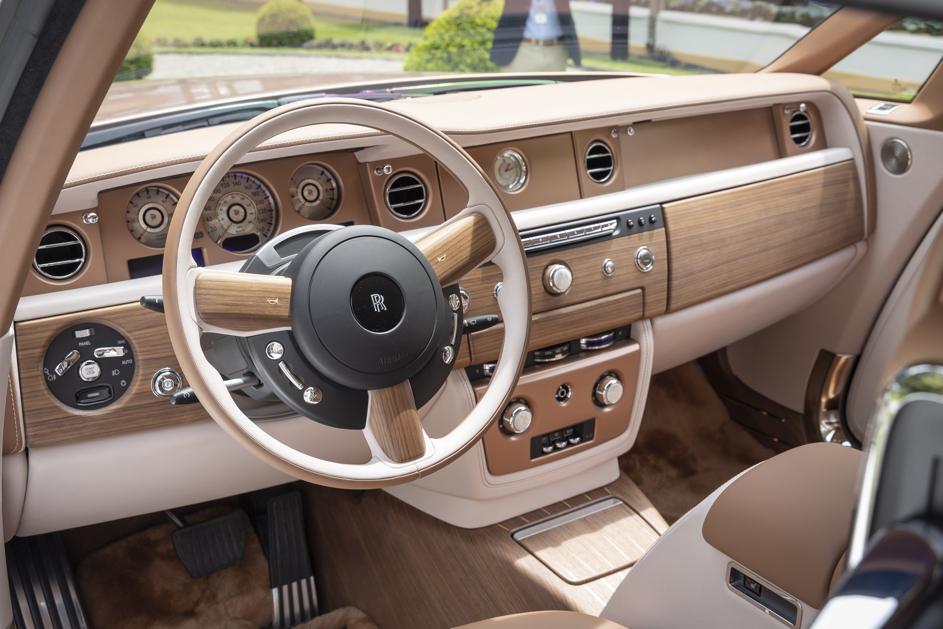 Navigating the tail of a $ 28 million Rolls-Royce boat at Villa D'Este can be very stressful.