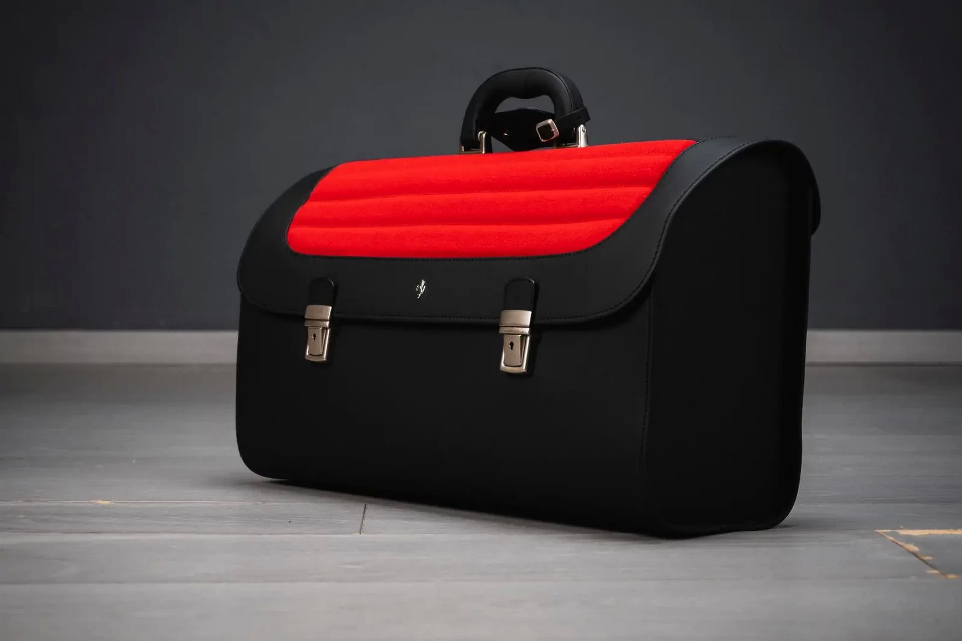 Someone is buying a Ferrari F50 luggage and it has already attracted a $ 9,000 offer.