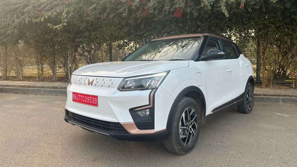 2024 mahindra xuv400 facelift launched front three quarters Car Blog India 2024 Mahindra Xuv400 Launched