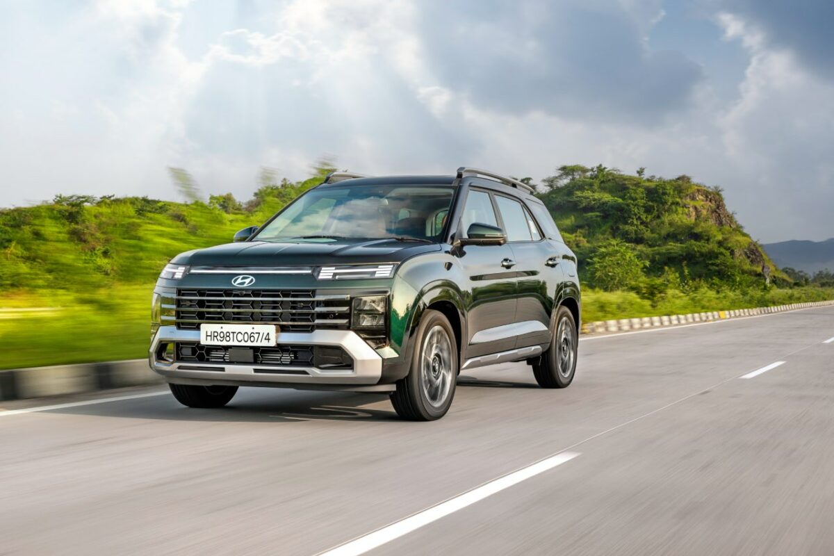 2024 Hyundai Alcazar Facelift Front Three Quarters Action Robust Emerald Colour Car Blog India 2024 Hyundai Alcazar Facelift Front Three Quarters Action Robust Emerald Colour