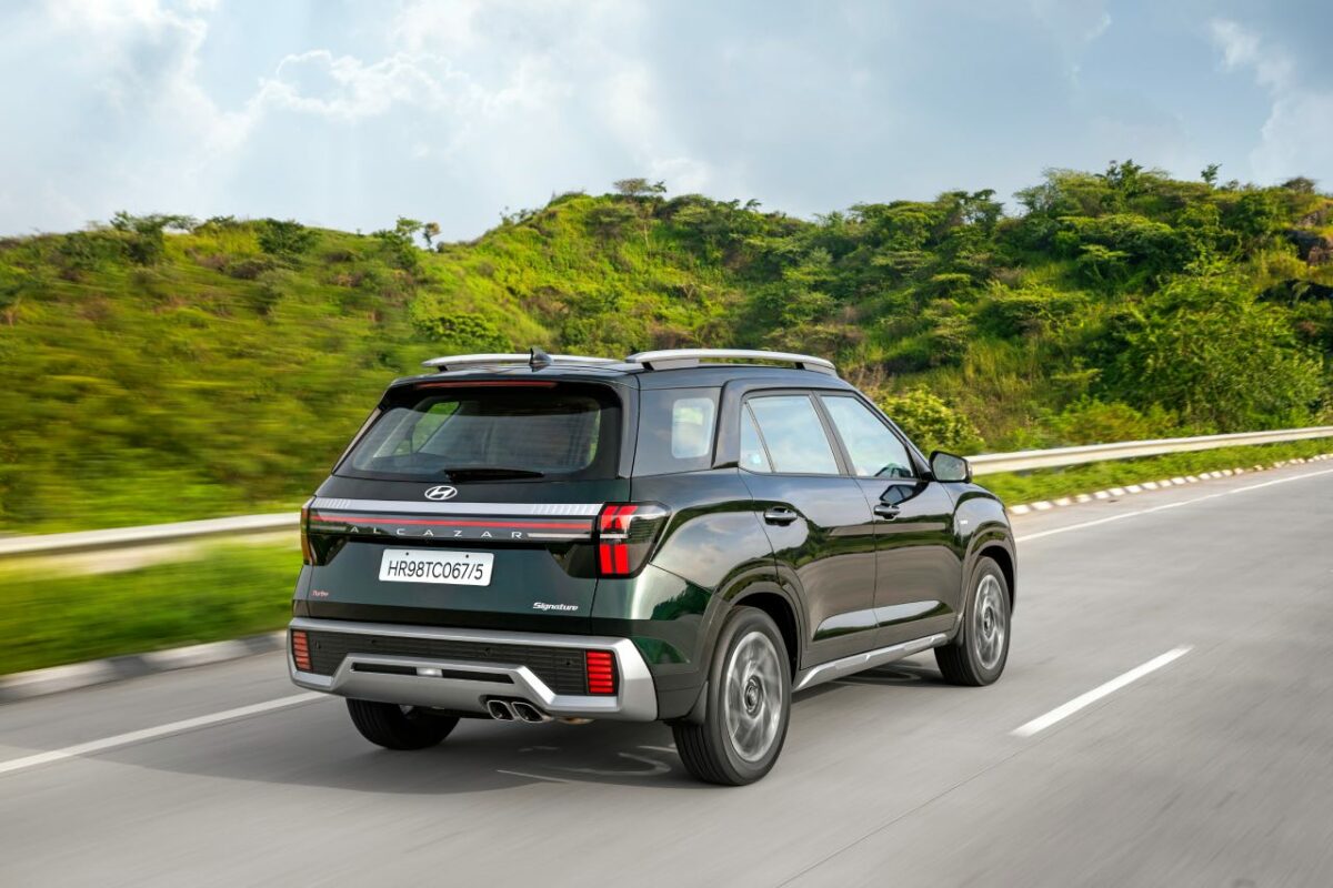 2024 Hyundai Alcazar Facelift Rear Three Quarters Action Robust Emerald Colour Car Blog India 2024 Hyundai Alcazar Facelift Rear Three Quarters Action Robust Emerald Colour